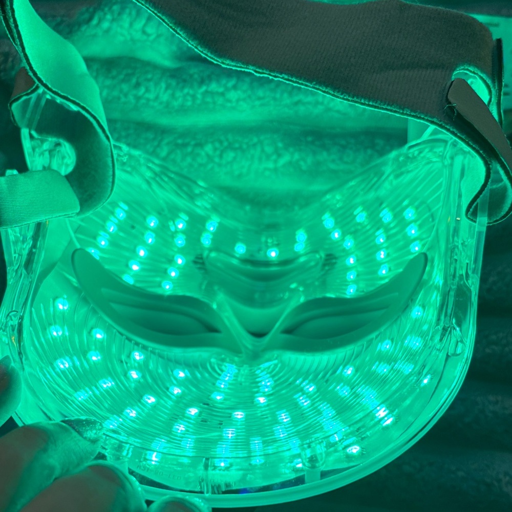 LED Light Therapy Mask with Skincare Wand - Picture 4 of 12